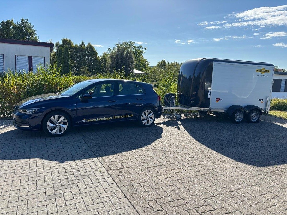 VW Golf TDI 2.0 mit Anhänger Humbaur
