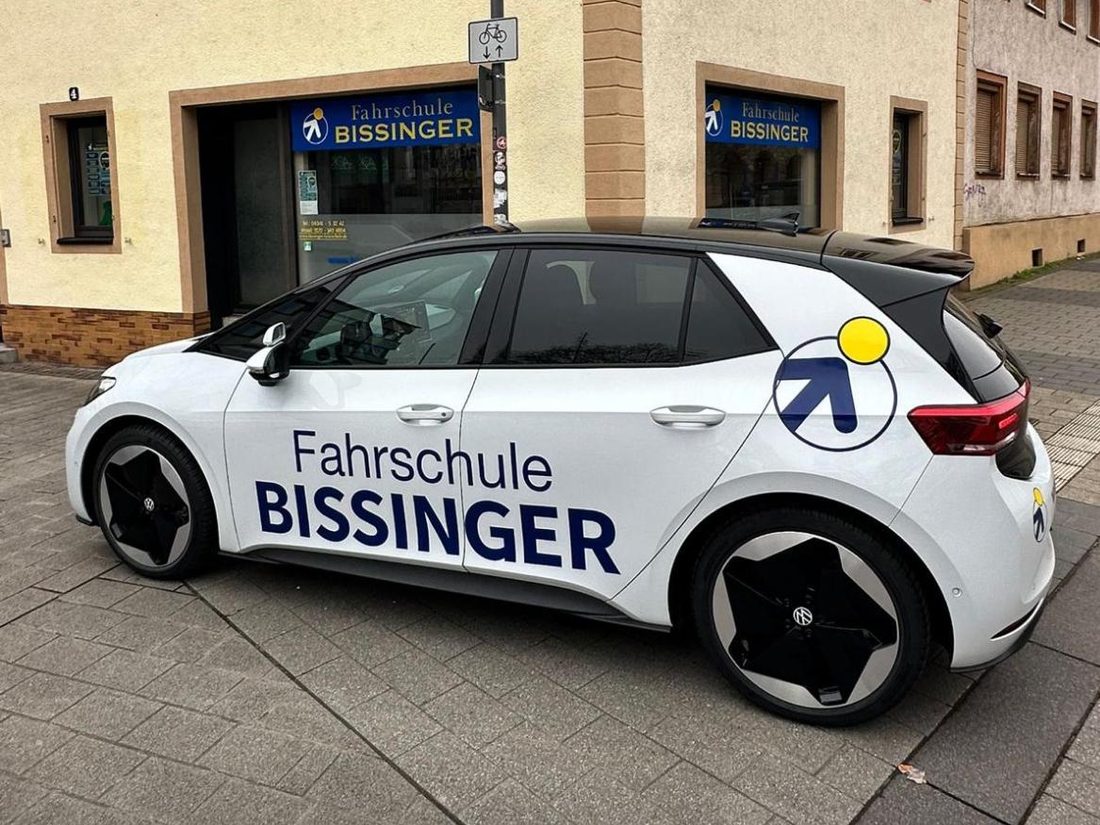 Der VW ID.3 der Fahrschule Bissinger vor dem Geschäft am Untertorplatz in Landau